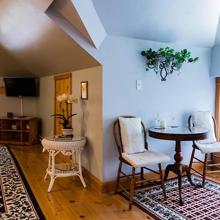 A Hidden Gem Bed And Breakfast ウィンザー エクステリア 写真
