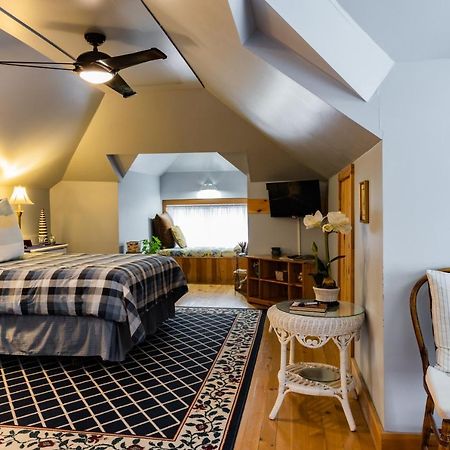 A Hidden Gem Bed And Breakfast ウィンザー エクステリア 写真