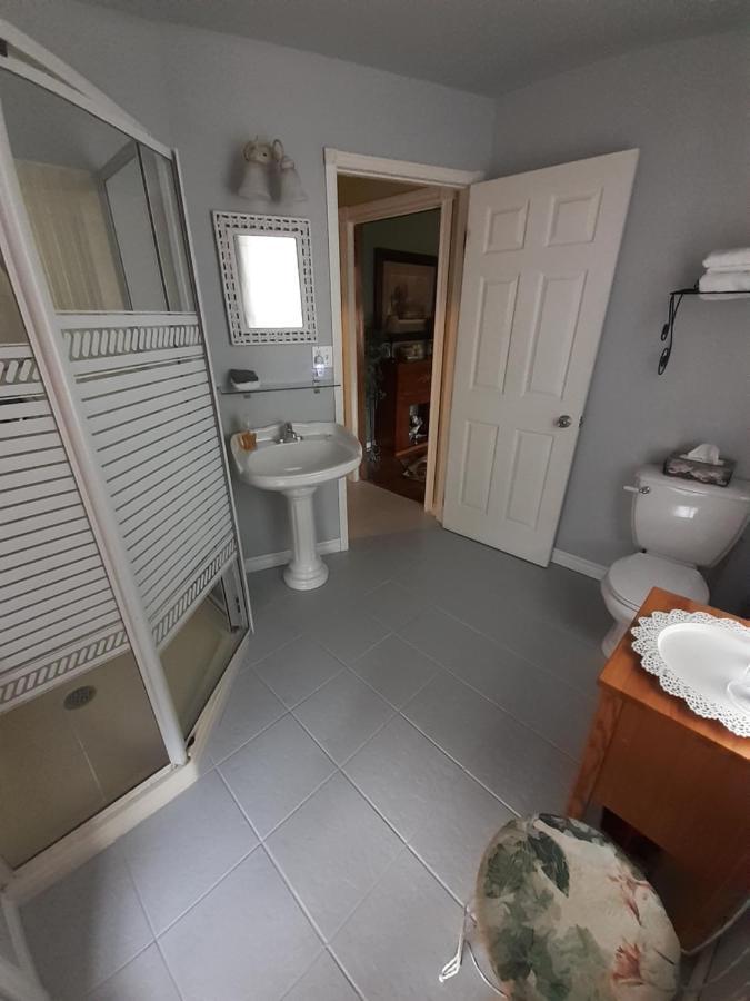 A Hidden Gem Bed And Breakfast ウィンザー エクステリア 写真