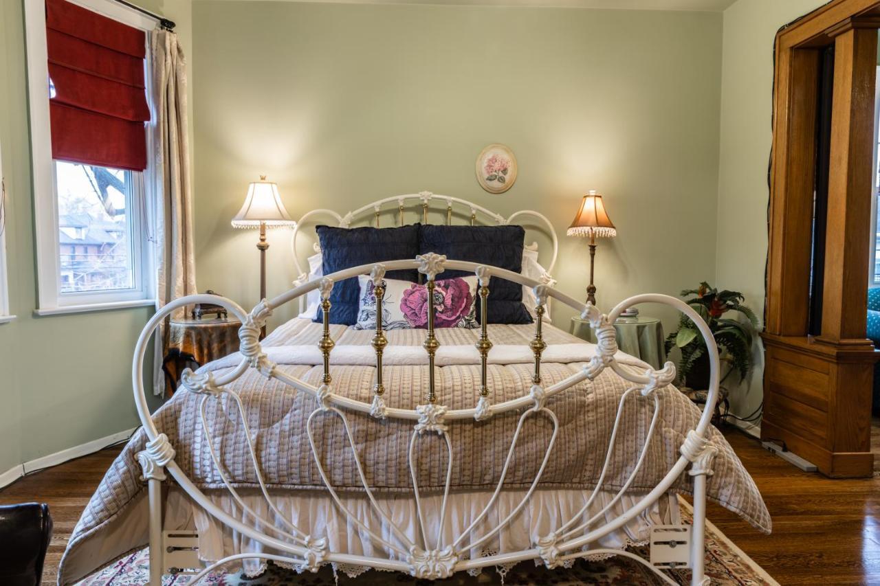 A Hidden Gem Bed And Breakfast ウィンザー エクステリア 写真