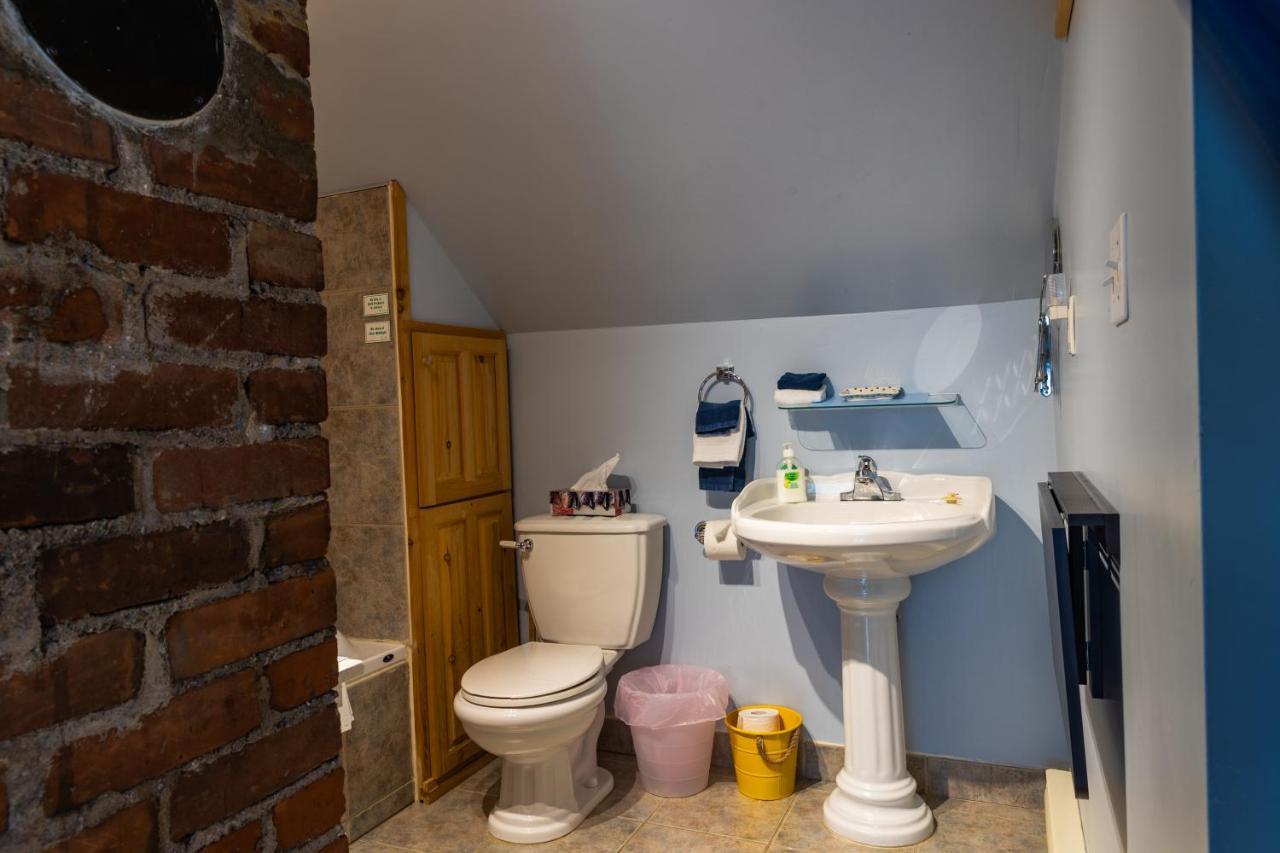 A Hidden Gem Bed And Breakfast ウィンザー エクステリア 写真