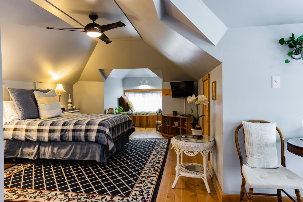 A Hidden Gem Bed And Breakfast ウィンザー エクステリア 写真