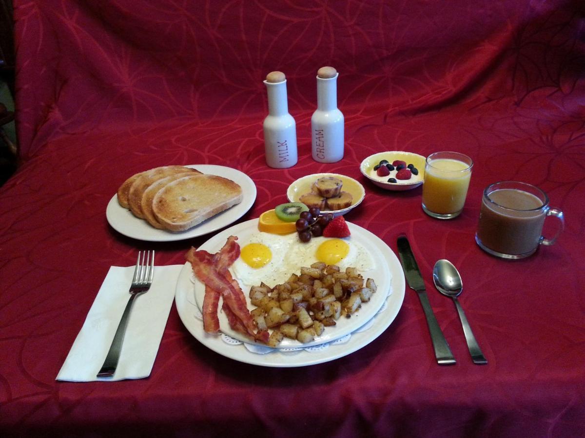 A Hidden Gem Bed And Breakfast ウィンザー エクステリア 写真