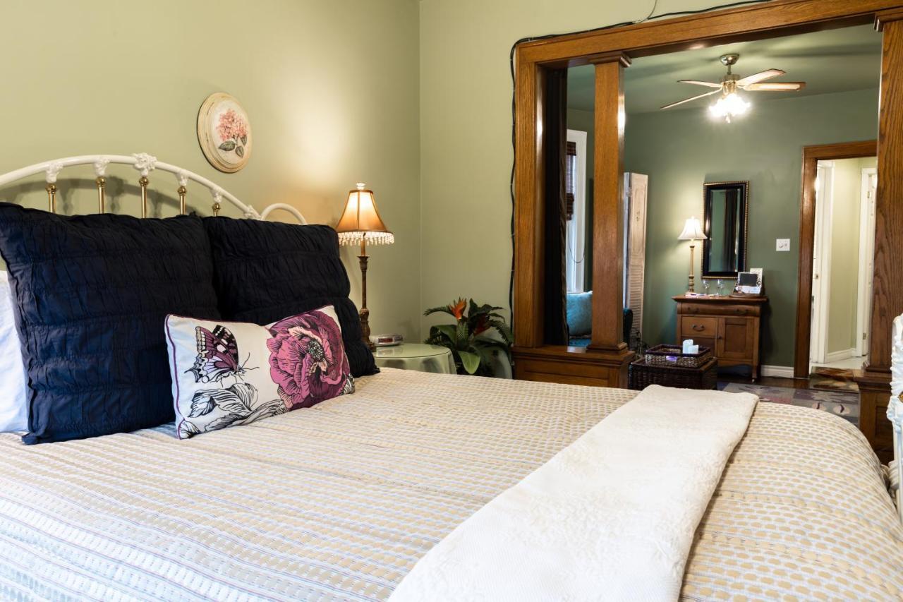 A Hidden Gem Bed And Breakfast ウィンザー エクステリア 写真