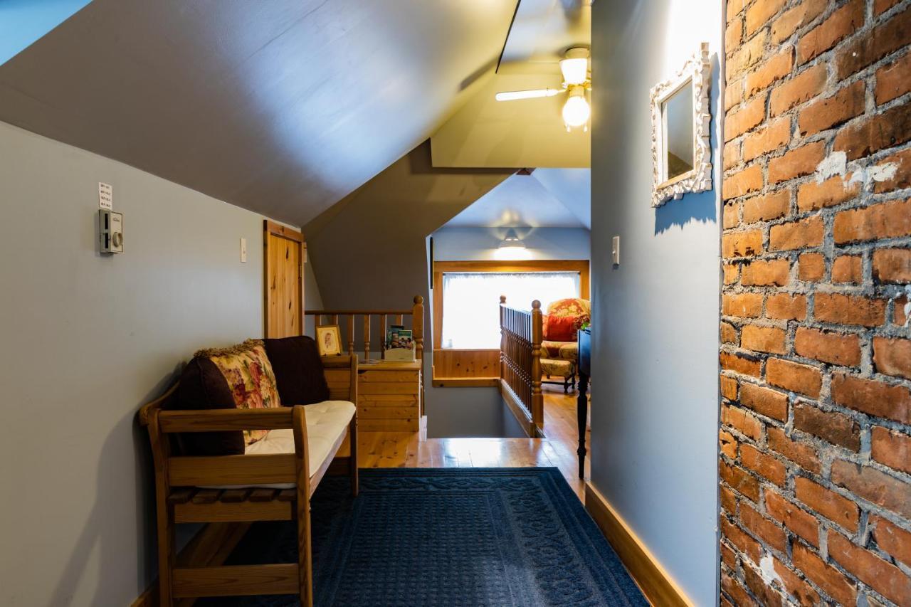 A Hidden Gem Bed And Breakfast ウィンザー エクステリア 写真